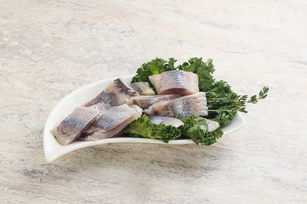 Kavanozda balık fileto dilimi var.