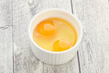 Tavuk yumurtası yemek için kasede.