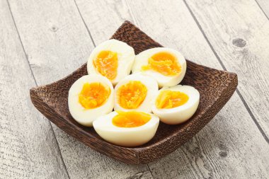 Kahvaltıda haşlanmış tavuk yumurtası, yumurta kabuğu olmadan.