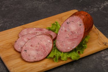 Baharatlı ve otlu füme jambon.