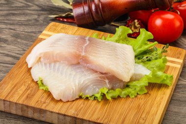 Pişirmek için çiğ pangasius fileto balığı.