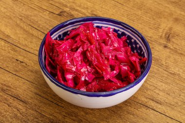 Kasede pancar kökü olan marine edilmiş kırmızı lahana.