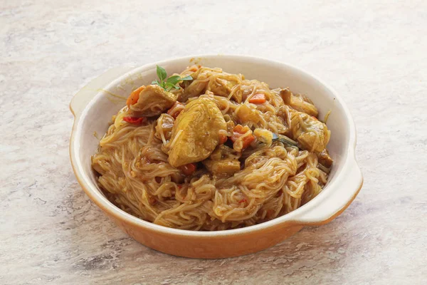 Wok Udon Dengan Kari Ayam Dan Sayuran — Stok Foto