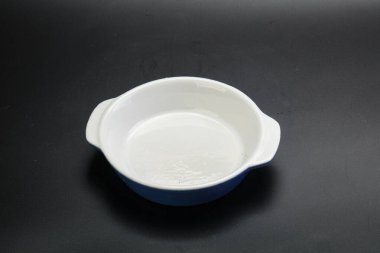 Mutfak için renkli boş kase izole