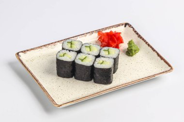 Salatalık ve pirinçli Japon vejetaryen dürümü.