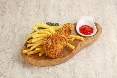 Kızarmış patates ve soslu tavuk budu.