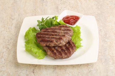 Domates soslu ızgara sığır burger pirzolası