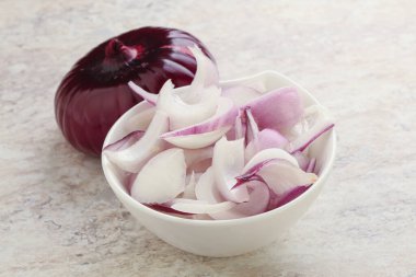 Pişirmek ya da atıştırmak için kasede dilimlenmiş kırmızı soğan