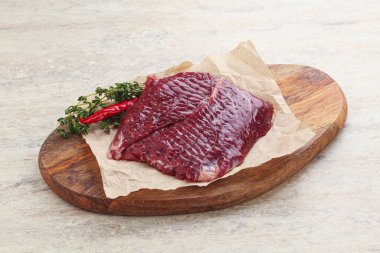 Izgara için çiğ pala bifteği kekik servis edilir.,