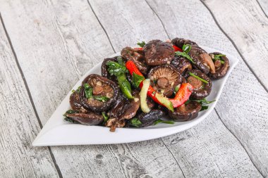 Baharatlı ve otlu terbiye edilmiş Shiitake mantarı.