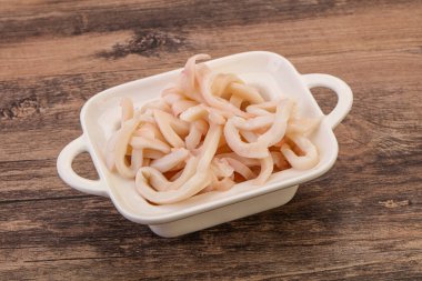 Lezzetli marine edilmiş mürekkep balığı kasede atıştırmalık parçalar.