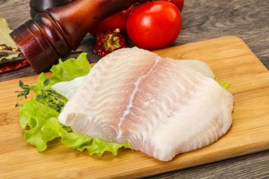 Pişirmek için çiğ pangasius fileto balığı.