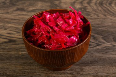 Kasede pancar kökü olan marine edilmiş kırmızı lahana.