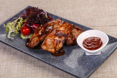 Izgara domuz pirzolası, kereviz ve havuç çubuğu.