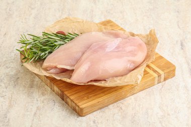 Güvertede pişirmek için çiğ tavuk göğsü filetosu.