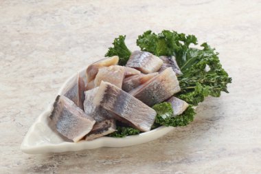 Kavanozda balık fileto dilimi var.