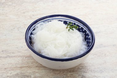 Kavanozda kaynamış Asyalı erişte.