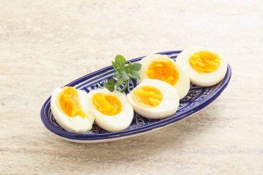 Kahvaltıda haşlanmış tavuk yumurtası, yumurta kabuğu olmadan.