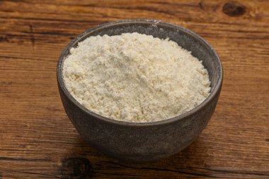 Buğday unu kasede yemek pişirmek için.