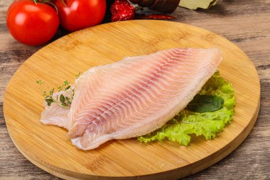 Pişirmek için çiğ tilapia balığı filetosu.