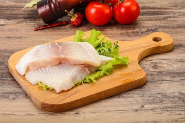 Pişirmek için çiğ pangasius fileto balığı.