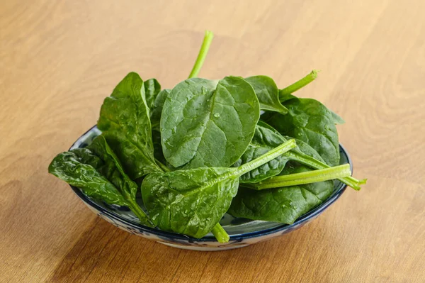 Frische Grüne Spinatblätter Der Schüssel Über Holzgrund — Stockfoto