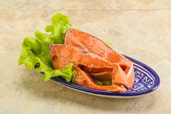 Dois Bifes Salmão Rosa Serviram Folhas Salada — Fotografia de Stock