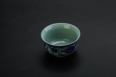 Çay için boş Çin bardağını temizle.