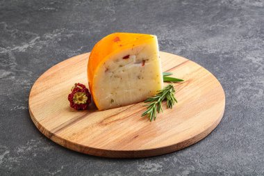 Kuru domatesli sert peynir, biberiye.