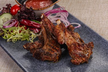 Soslu ve sebzeli ızgara kuzu pirzola