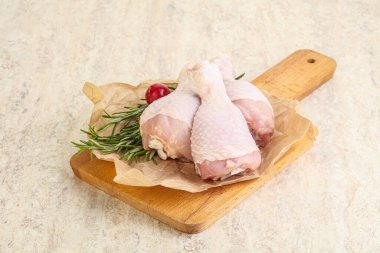 Pişirmek için üç tavuk budu budu.