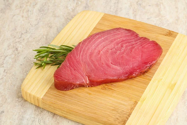 Syrový Tuňákový Steak Vaření Přes Palubu Servírovaný Rozmarýn — Stock fotografie