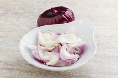 Pişirmek ya da atıştırmak için kasede dilimlenmiş kırmızı soğan