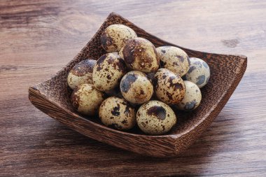 Çiğ şarküteri bıldırcın yumurtası kaseye yığılır.