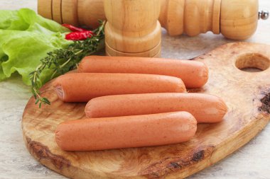 Atıştırmalık olarak et sosisi. Kahvaltı aperatifi.