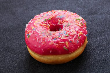 Tatlı jöleli meyveli çörek ve kremalı tatlı.