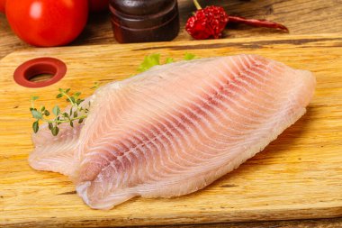 Pişirmek için çiğ tilapia balığı filetosu.