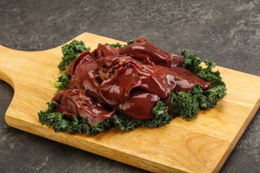 Pişirmek için çiğ tavuk ciğeri.