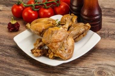 Tatlı ve baharatlı soslu tavşan yahnisi.