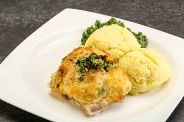 Patates püresi ve peynirli kızarmış pangasius fileto.