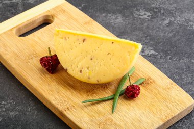 Cevizli sert peynir tuğlası.