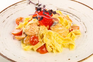 Somon ve kırmızı havyarlı İtalyan makarnası.