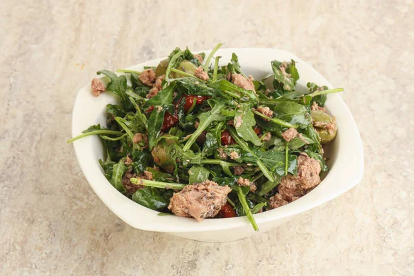 Ton balıklı salata, zeytin, kuru domates ve roka