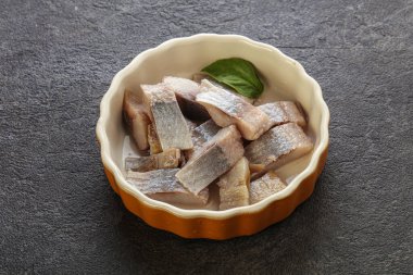 Atıştırmak için dilimlenmiş ringa filetosu kasede.