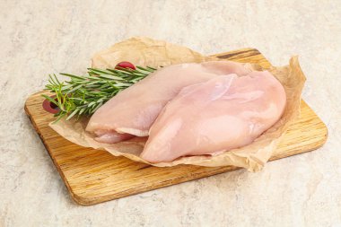 Güvertede pişirmek için çiğ tavuk göğsü filetosu.