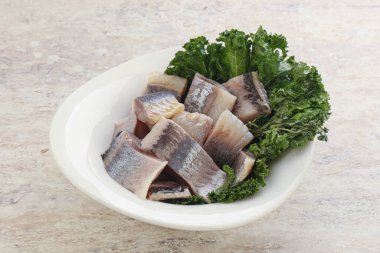 Kavanozda balık fileto dilimi var.