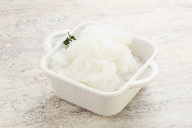 Kavanozda kaynamış Asyalı erişte.