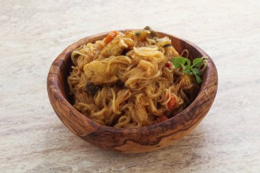 Körili tavuk ve sebzeli Wok Udon