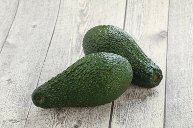 Taze yeşil organik egzotik avokado süper gıdalar.