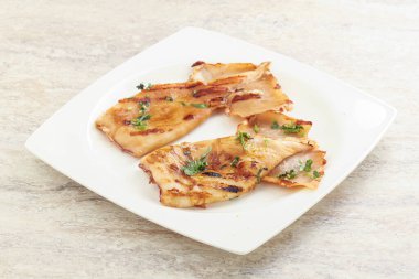 Unagi soslu ve otlu ızgara kalamar.